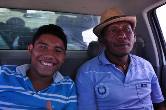 o Edwin e seu sobrinho Alex, nossos guias na península La Guajira, na Colômbia